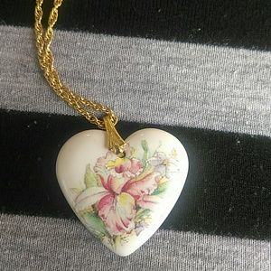 Beautiful vintage style heart necklace